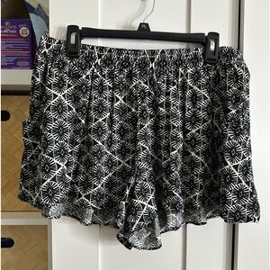 Old Navy shorts / skirt. Black/ white print M